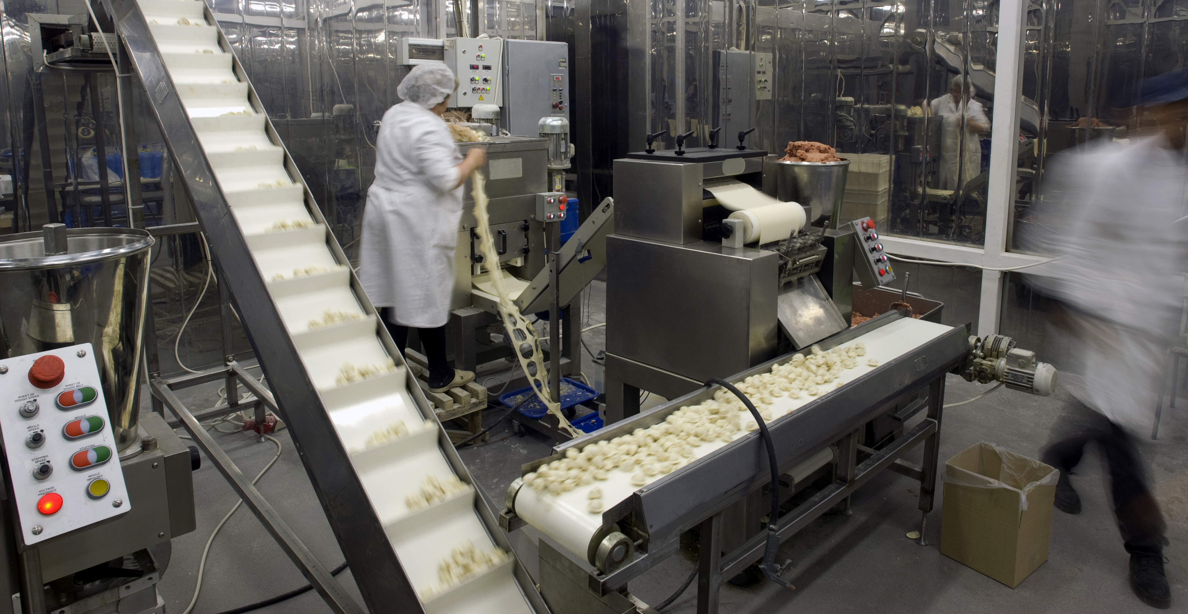 Production line in the food factory. ligne de production-alimentaire-dosage